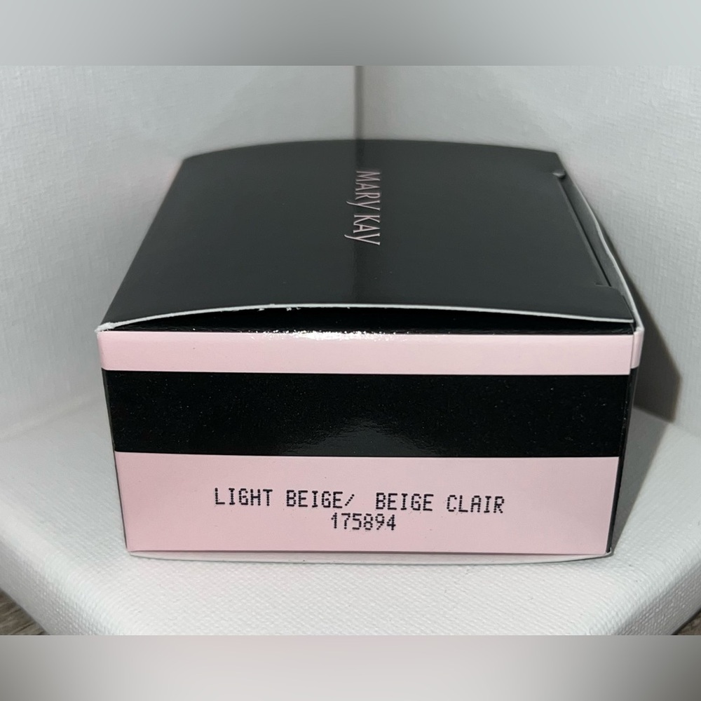 Mary Kay Silky Setting Powder - Light Beige